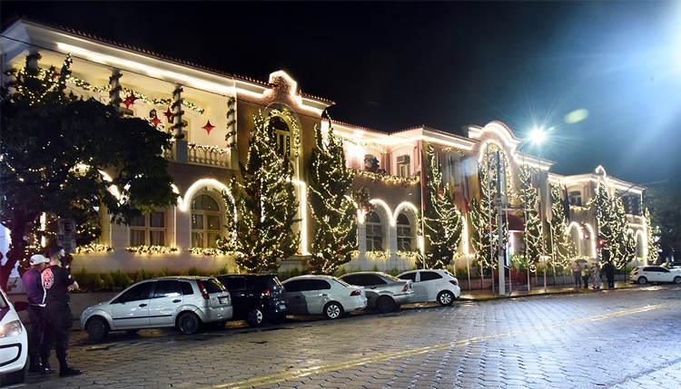 A sede da prefeitura iluminada para o Natal (Divulgação PMNF)