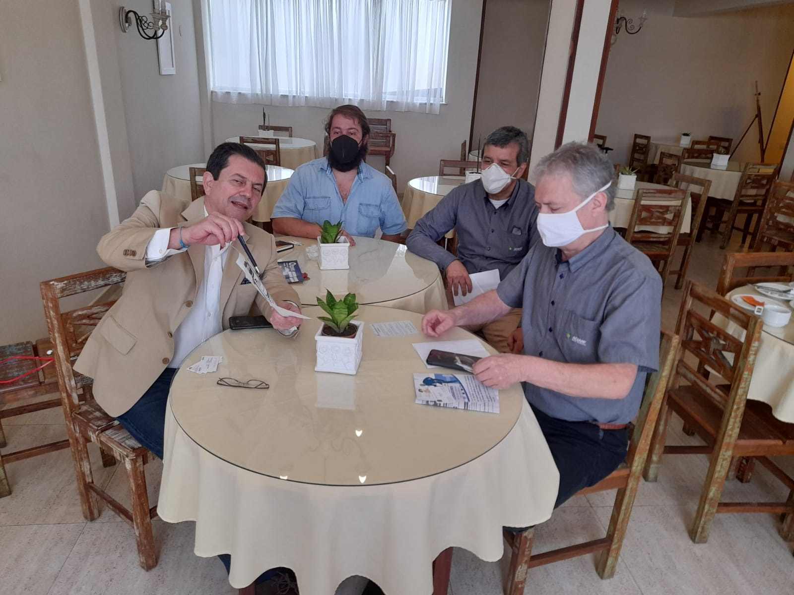O deputado federal Otávio Leite (e) participou de um café da manhã com a diretoria da Acianf para debater o incentivo à cultura do lúpulo (Divulgação)