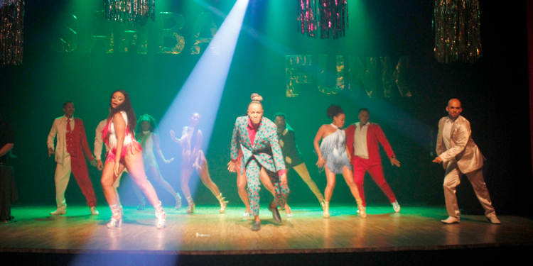 Cena do espetáculo “As histórias do funk e do samba”, apresentado pela Cia de Dança Pedro Prince, que transforma o palco em espaço de memória, identidade cultural e valorização das raízes populares (Foto: Divulgação)