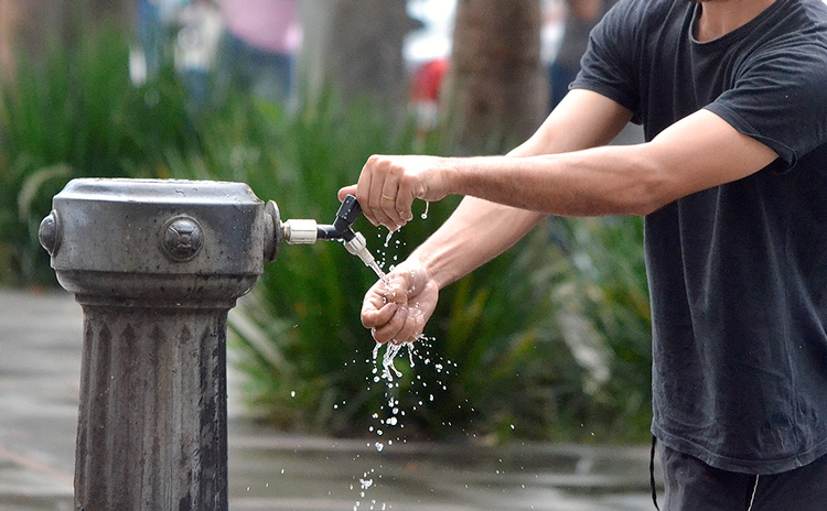 Lavagem de mão na bica da Praça Dermeval (Arquivo AVS/ Henrique Pinheiro)