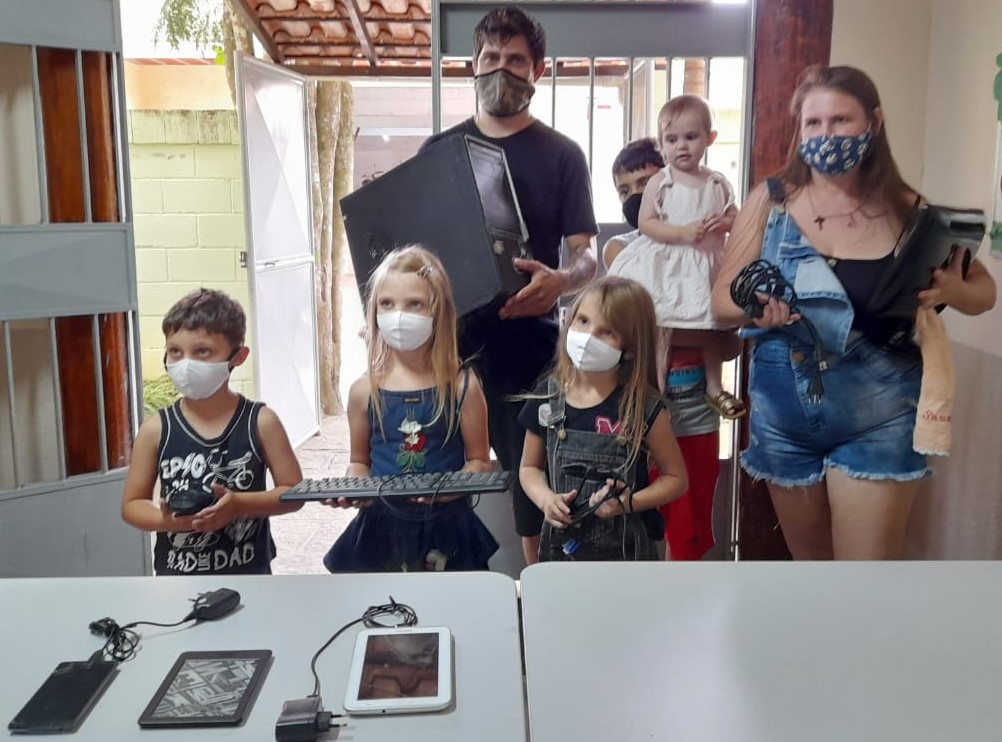 Crianças de escola pública de Lumiar ganham equipamentos eletrônicos