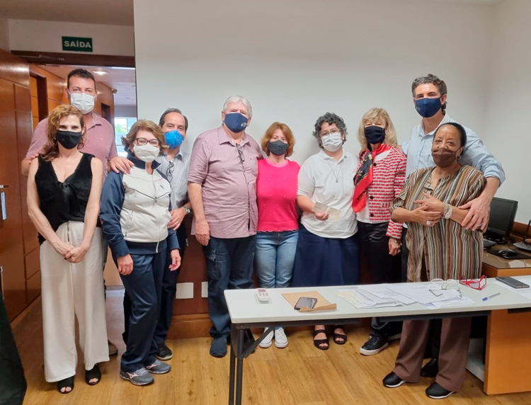 O grupo que participou da entrega dos cheques no Habitare Hotel (Divulgação)