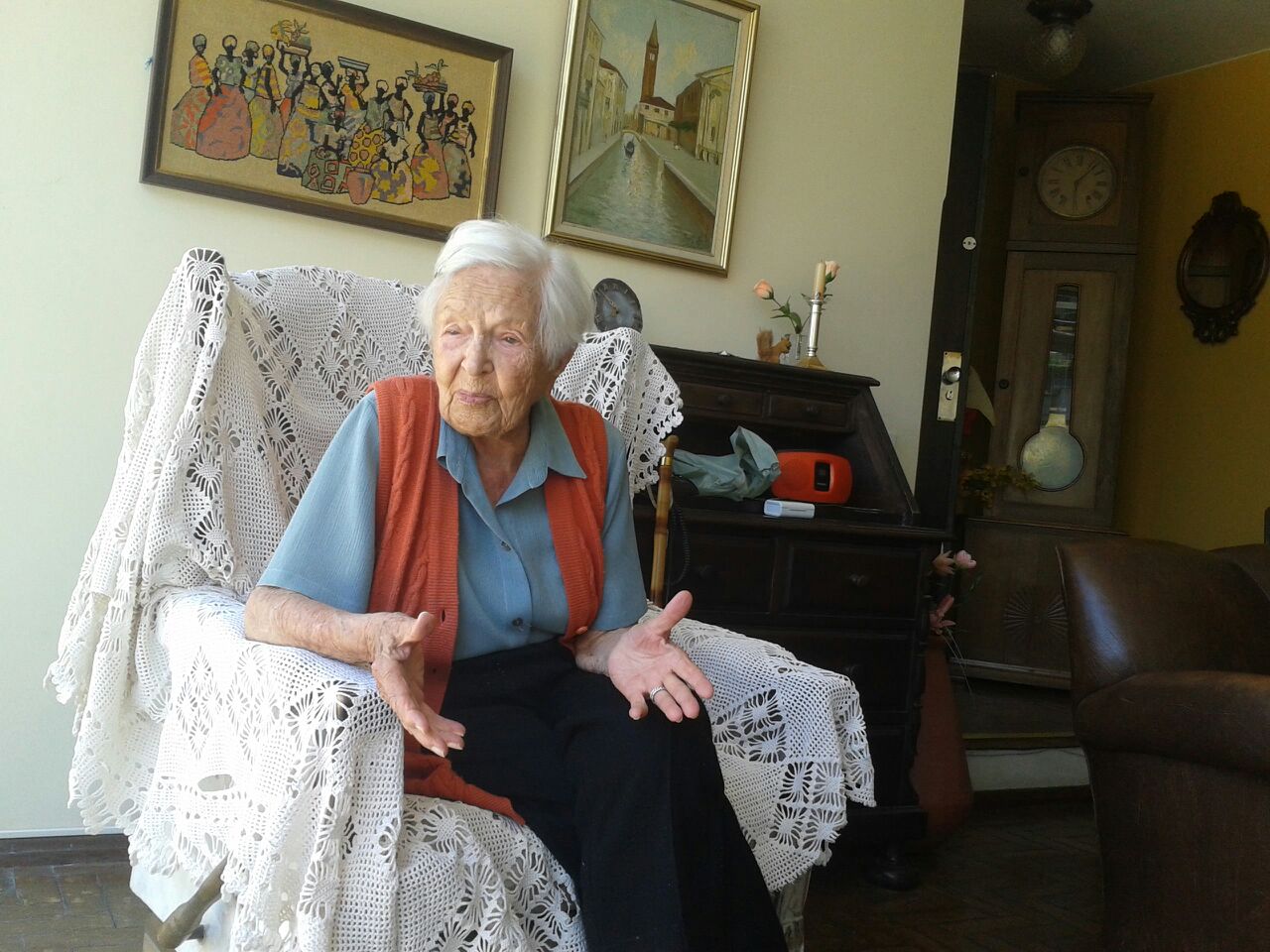 Dona Brigitte em 2017, em entrevista para A VOZ DA SERRA, em sua casa (Arquivo AVS)