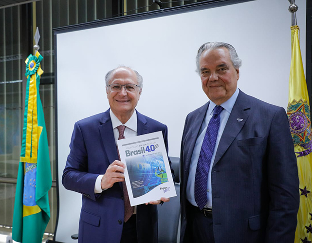 Eduardo Eugenio entrega ao ministro Geraldo Alckmin um conjunto de propostas da Firjan para o desenvolvimento da economia (Foto: Romerio Cunha/Palácio do Planalto)
