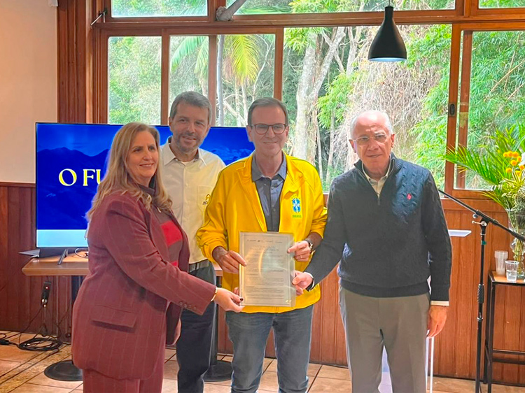 Márcia Carestiato da Firjan, Roosevelt Concy, da Acianf, Eduardo Paes, Bráulio Rezende, presidente da SDL e Sincomércio (Foto: Divulgação)