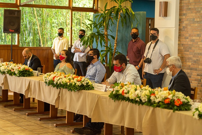 O governador Cláudio Castro (na mesa, o segundo à direita) participou de um encontro com os empresários no Country Clube 