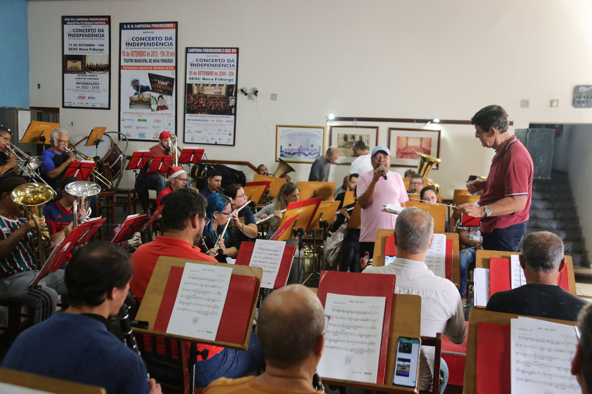 Martinho ensaiou com os músicos o repertório que o maestro Marcus Almeida preparou para o concerto (Fotos: Divulgação)