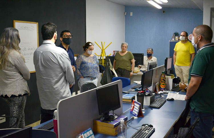 Johnny (de óculos e máscara preta) na visita à redação de A VOZ DA SERRA (Foto: Alan Andrade)