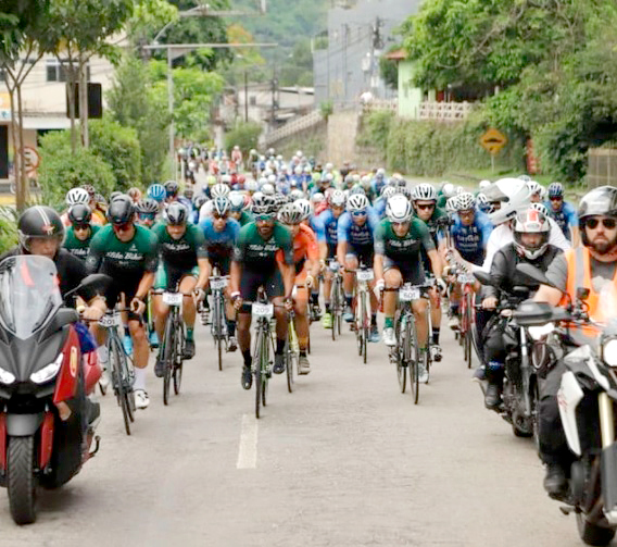 Provas de ciclismo costumam atrair centenas de atletas, familiares e turistas