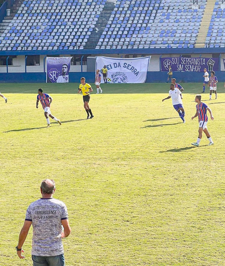 Andreotti observa e instrui na beira do campo: Frizão continua sem vencer na Série B1 (Foto: Divulgação/Serrano)