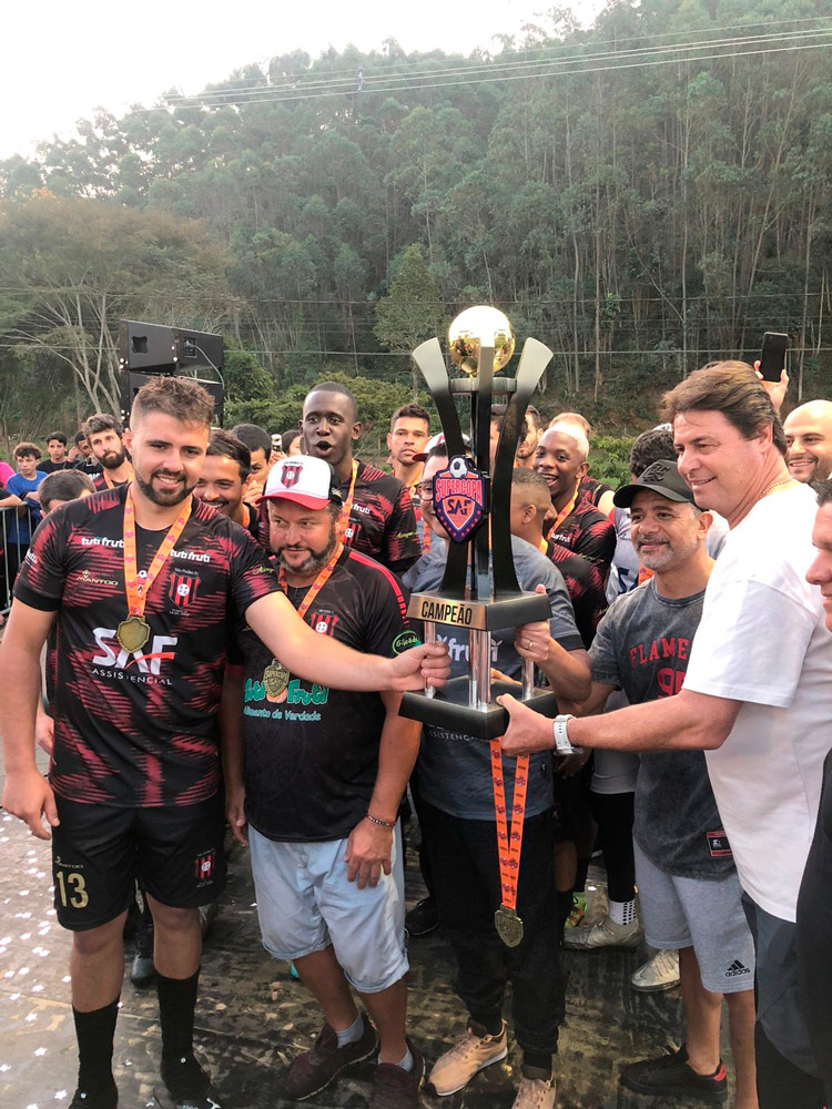 São Pedro recebe a taça de campeão das mãos de Márcio Branco: rubro-negro fatura primeira Supercopa (Fotos: Rafael Seabra)