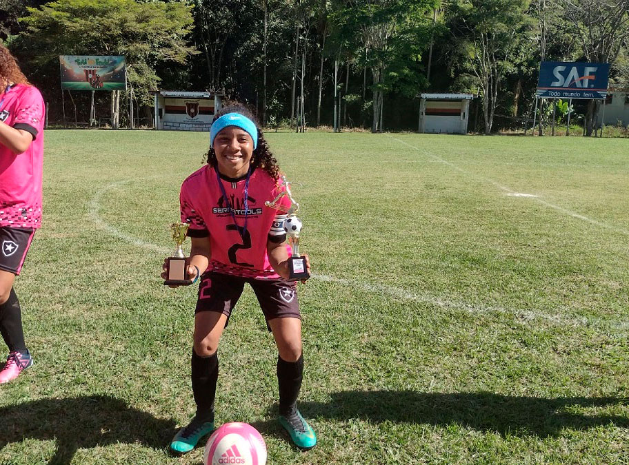 Habilidade com a bola nos pés, dedicação aos treinos e coragem para participar do teste foram decisivos para Lívia (Fotos: Divulgação)