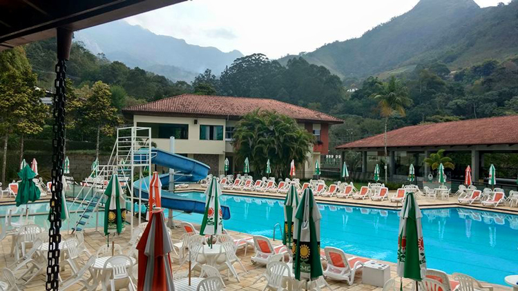 A piscina do Caledônia Montanha Clube: parque aquático limitado a 120 pessoas