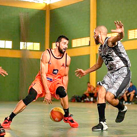 Paixão por jogar basquete supera as dificuldades