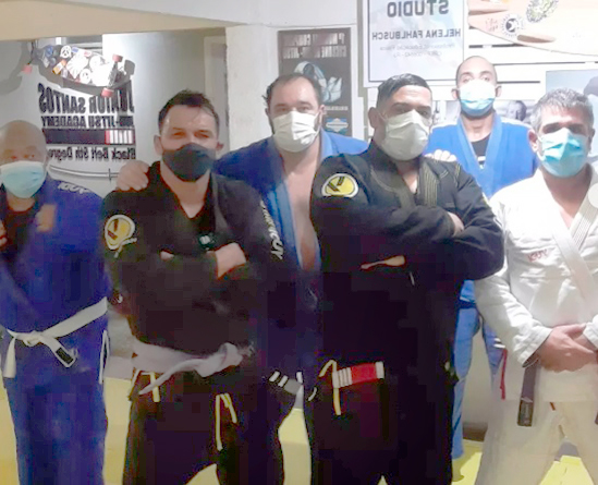 Praticantes durante treino de jiu-jitsu na academia de Junior Santos, em Mury: seminário é chance para ampliar conhecimentos