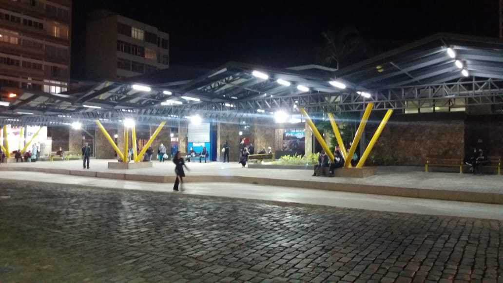 O lado Sul da Estação Livre iluminado na noite desta sexta (Foto: Fernando Moreira)