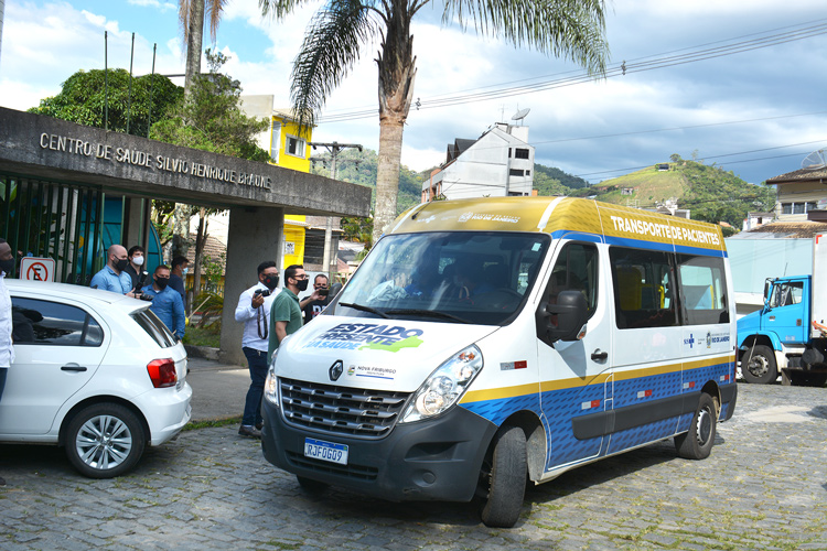 O prefeito Johnny Maycon  na chegada das vacinas em Friburgo (Foto: Henrique Pinheiro)