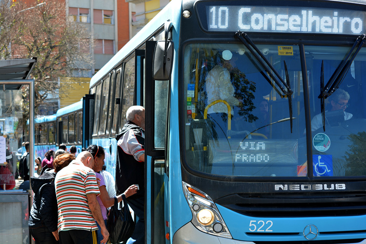 Passageiros pegam ônibus em Friburgo (Arquivo AVS/ Henrique Pinheiro)