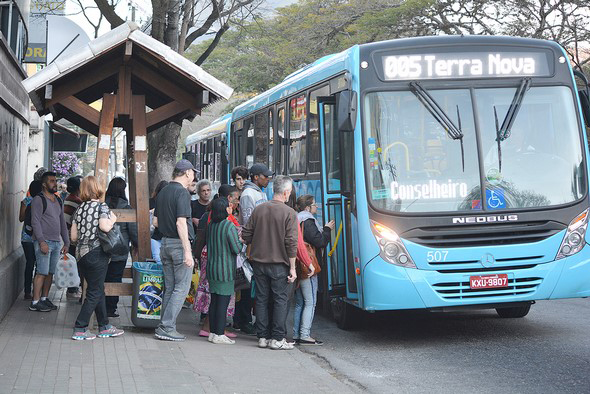 Passageiros pegam ônibus em Friburgo (Arquivo AVS/ Henrique Pinheiro)