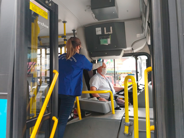 Higienização de ônibus em tempos de coronavírus (Foto: Henrique Pinheiro)