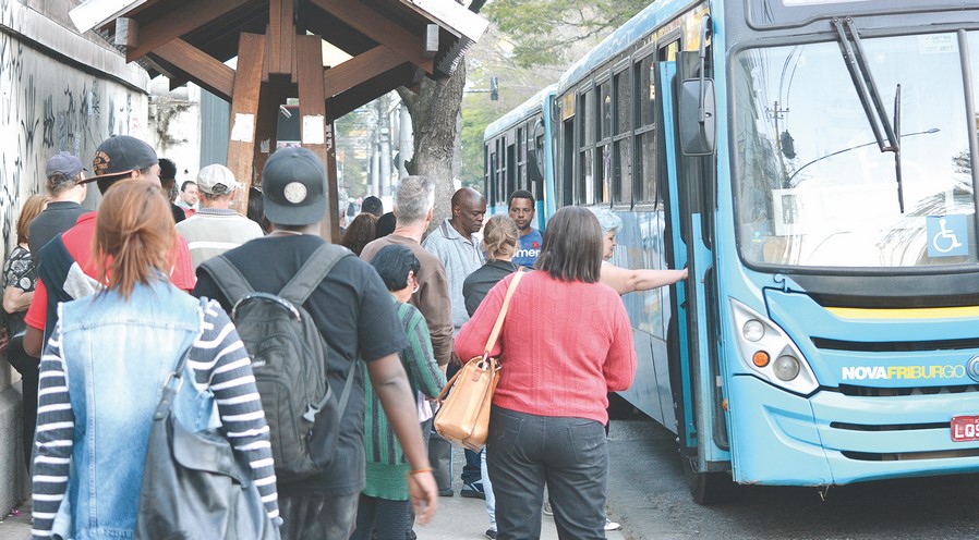 Passageiros pegam ônibus em Friburgo (Arquivo AVS)