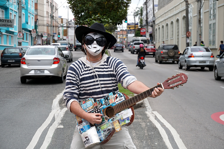 De máscara e violão estilizado, Ricotta cria curiosas performances (Fotos: Thyberson Souza)