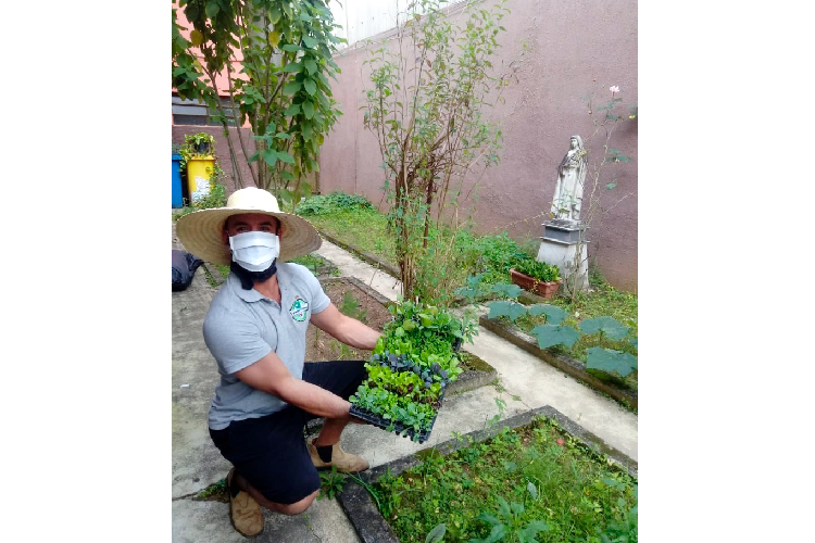 Jovens criam horta orgânica para atender a Casa Madre Roselli