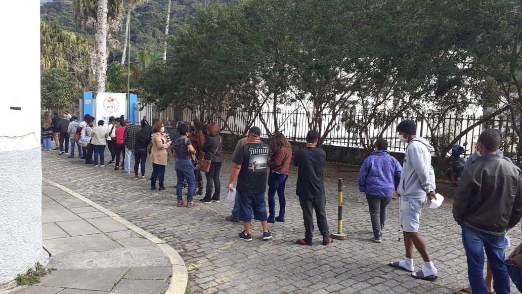 Fila da vacina contra a Covid na Uerj (Arquivo AVS)