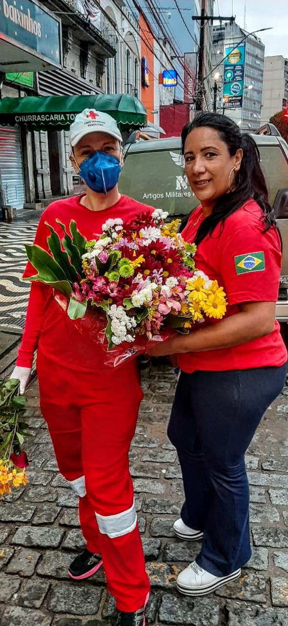 Floricultor doa flores que seriam descartadas a profissionais da saúde