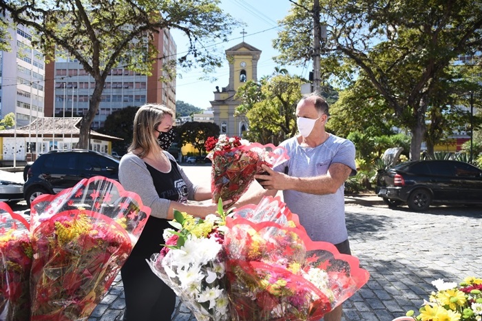 A venda de flores de Vargem Alta na praça (Divulgação PMNF)