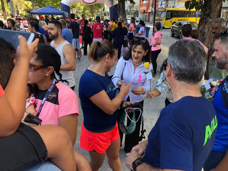 A distribuição de rosas na praça (Foto: Divulgação PMNF)