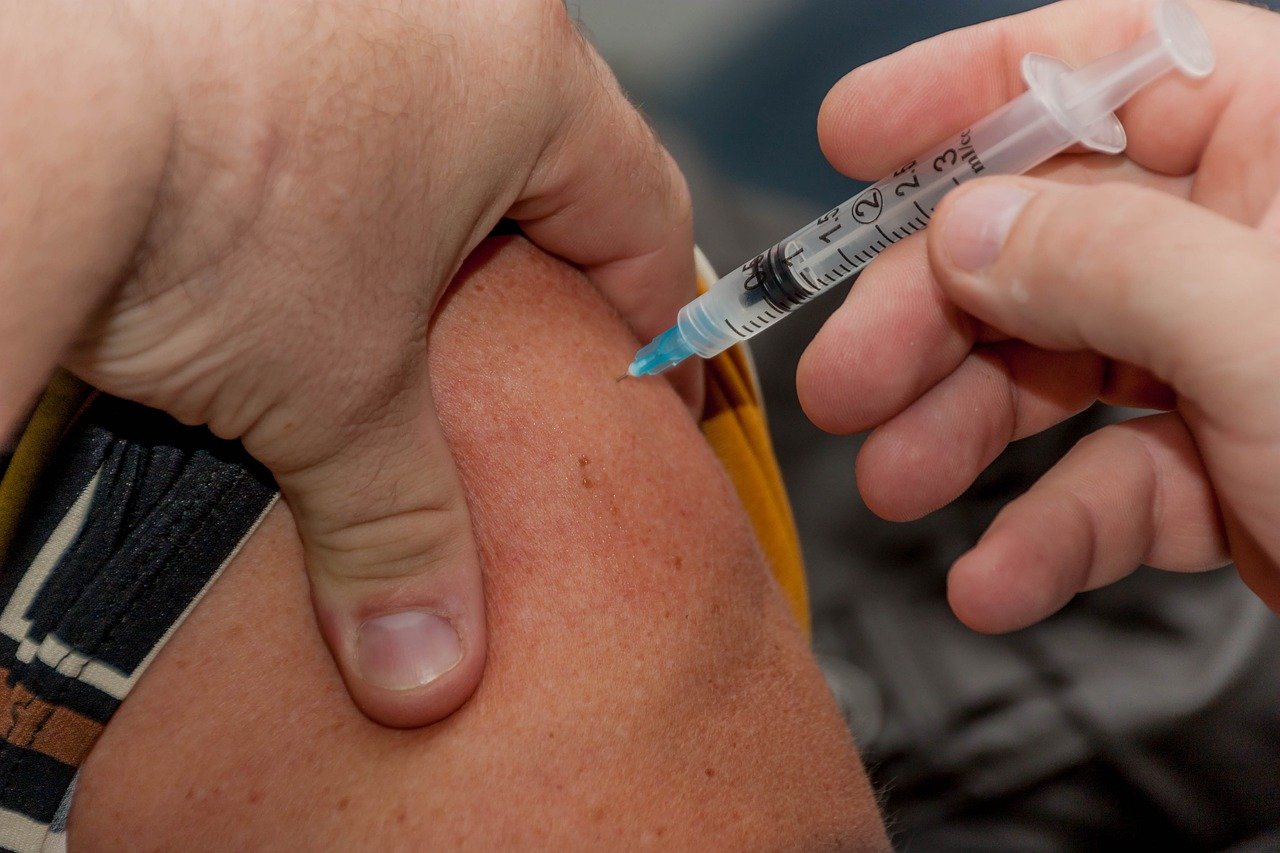 Profissionais de Educação começam a se cadastrar para receber a vacina