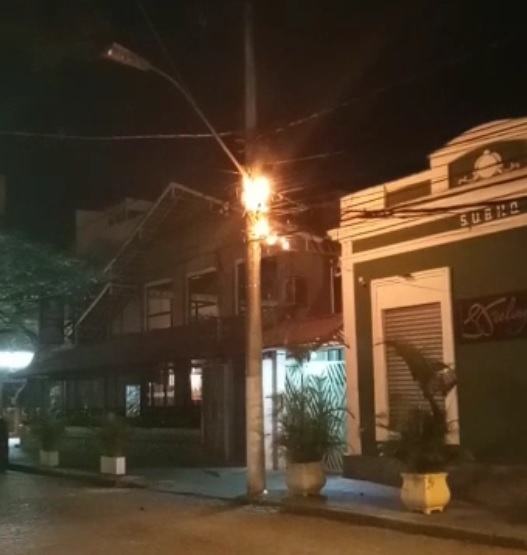 O fogo no poste da Rua José Eugênio Muller (Reprodução de vídeo)