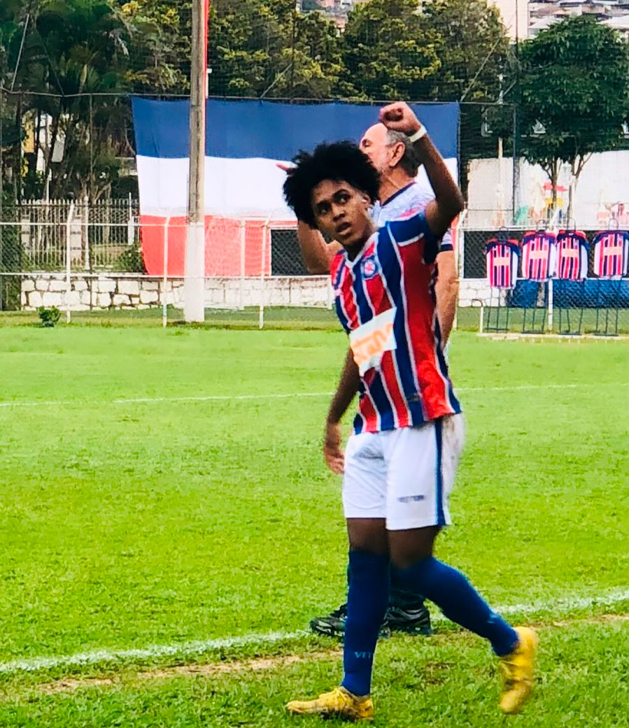 Pedrinho comemora o golaço marcado no Eduardo Guinle, o segundo no tricolor (Fotos: Divulgação)