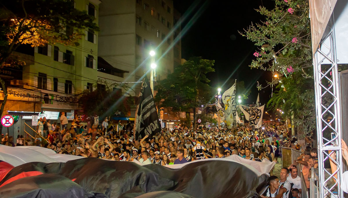 Último desfile do Gigantes da Serra atraiu centenas de cruzmaltinos em Nova Friburgo (Fotos: Reprodução)