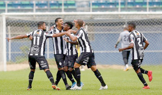 Jogadores do time de Campos comemoram um dos gols: vitória em Nova Friburgo embola classificação