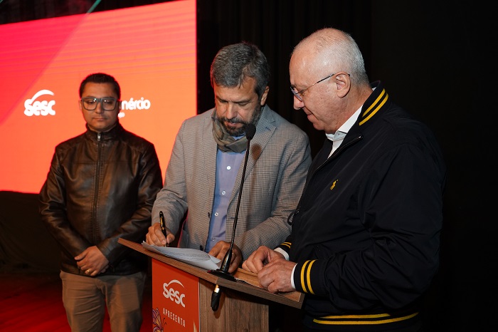 Braulio Rezende e Roosevelt Concy assinam convênio, observados por Johnny Maycon (Fotos de Joao Luccas Oliveira)
