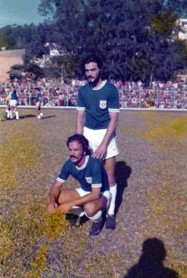 José Pinto, agachado, com o irmão Rostein: família de história no futebol