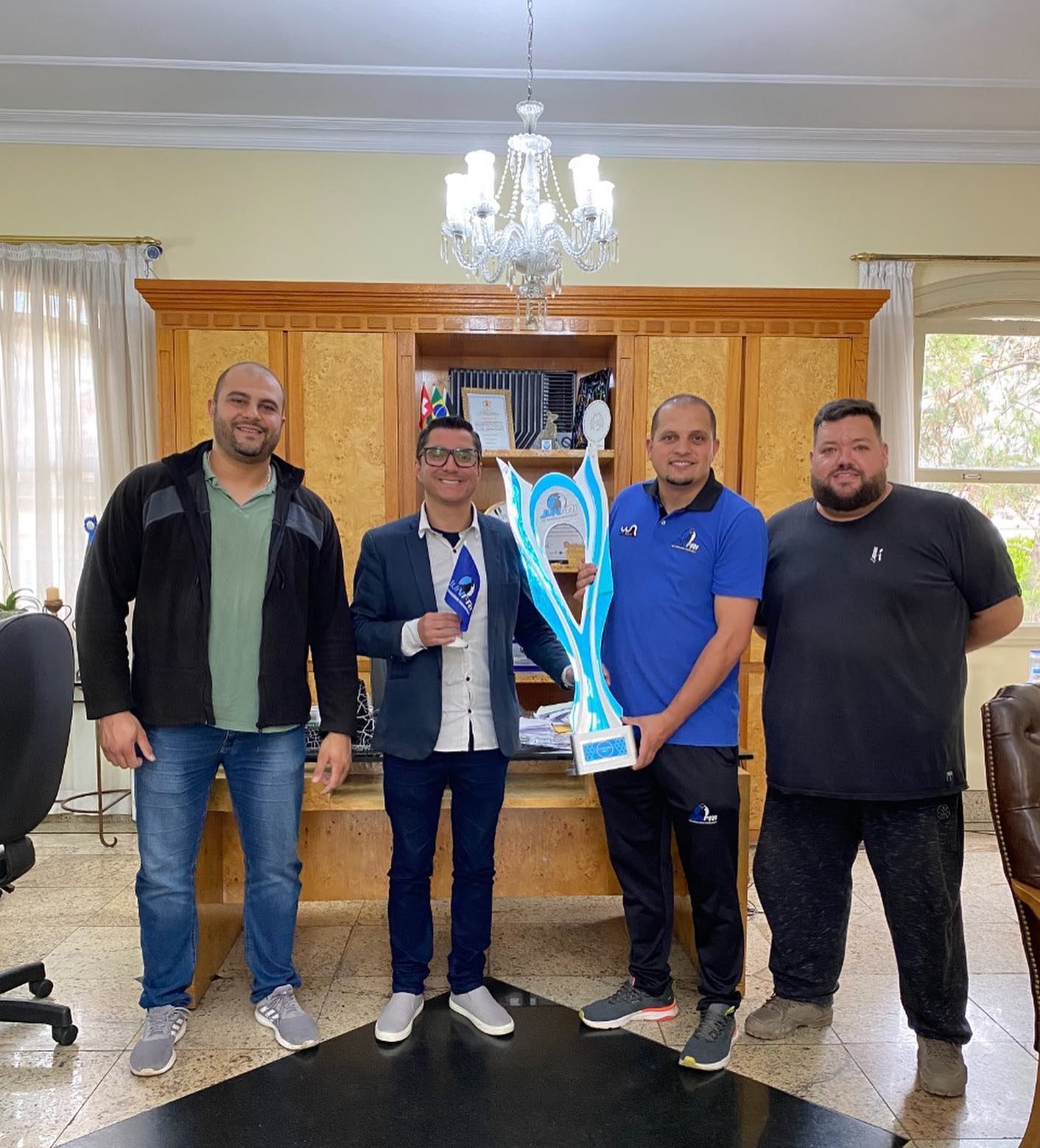 Fellipe Malhard e Aiã Reis, idealizadores do Junfri, levaram o troféu do Junfri ao prefeito Johnny Maycon e ao secretário de esportes João Victor Duarte (Fotos: Divulgação)