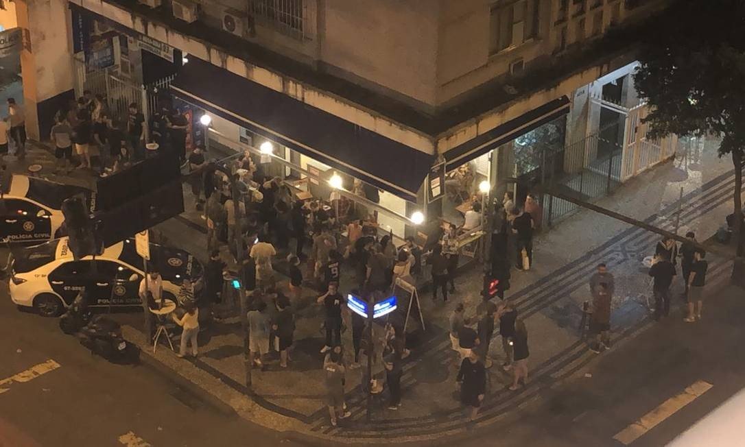Esquina de bar em Copacabana lotada na noite desta quinta (Fotos: O Globo) 