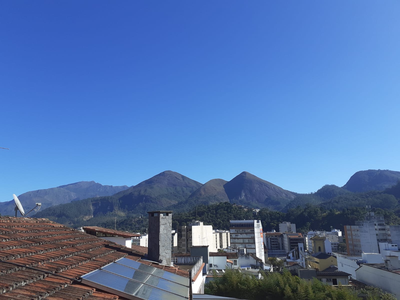 O céu de Nova Friburgo no último sábado: sistema pré-frontal (Foto: Adriana Oliveira)