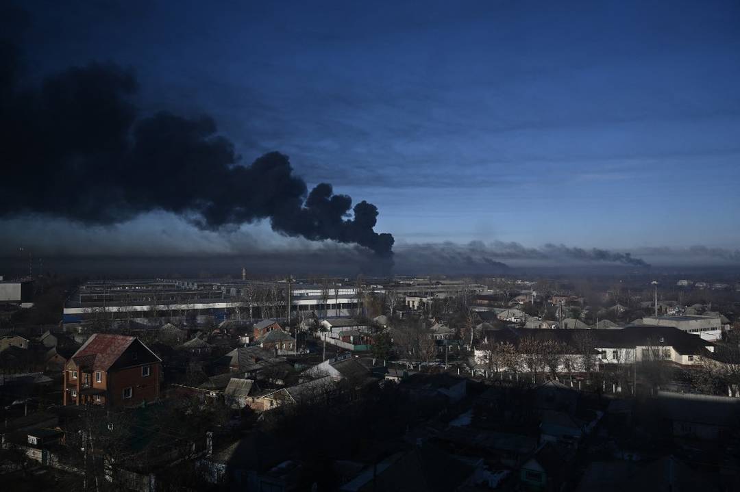 Fumaça no aeroporto militar de Chuguyev, na região de Kharkiv, na Ucrânia, em 24 de fevereiro de 2022 (Foto: Aris Messinis / AFP)