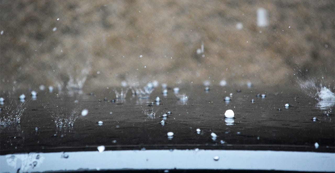 Chuva de granizo no teto de um carro no Centro (Foto: Henrique Pinheiro)
