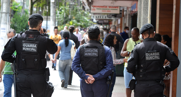 Guardas municipais nas ruas de Friburgo (Arquivo AVS/ Henrique Pinheiro)