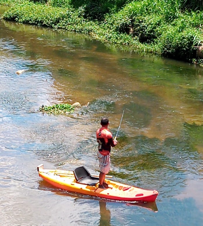 O homem com sua vara de pesca no Bengalas nesta sexta (Foto: João Paulo Mori)