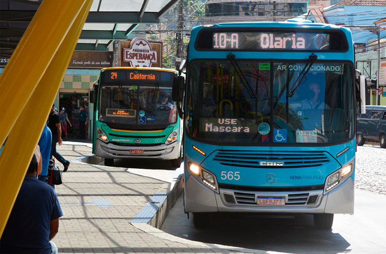 Ônibus na Estação Livre (Foto: Henrique Pinheiro)