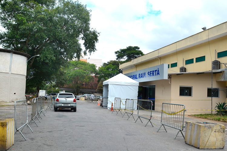 A entrada do Hospital Raul Sertã com triagem especial para Covid-19 (Foto: Henrique Pinheiro)