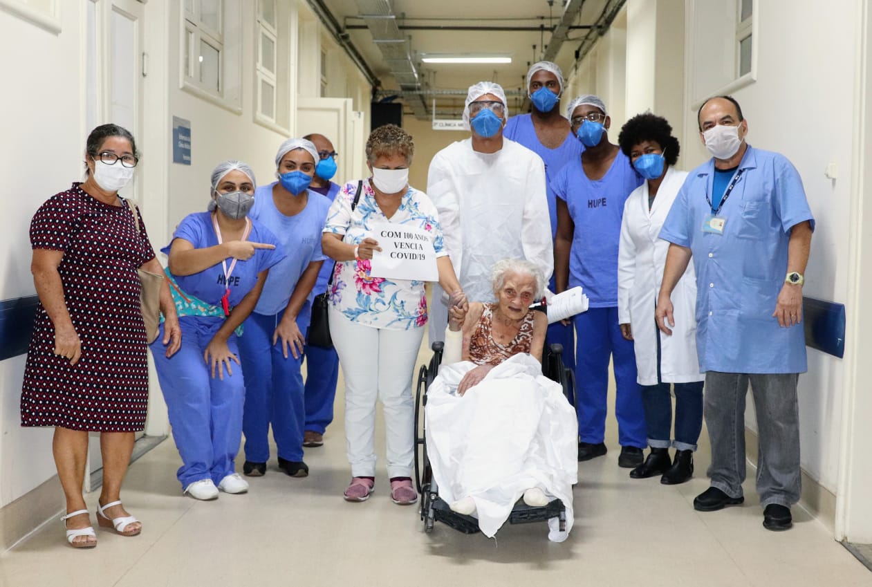 Maria José Bastos, de 100 anos, comemora sua alta (Foto: Divulgação)
