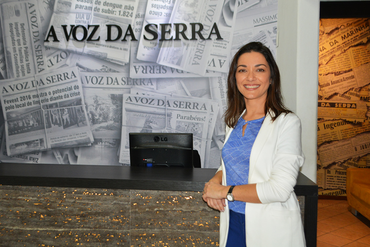 Ilona durante visita ao jornal A VOZ DA SERRA (Arquivo AVS)