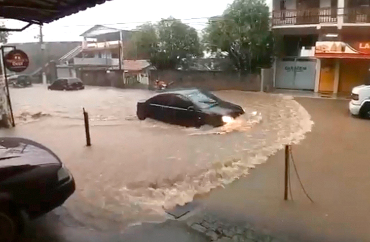 Enchente em Conselheiro com chuva no fim de tarde na semana passada (Arquivo AVS)
